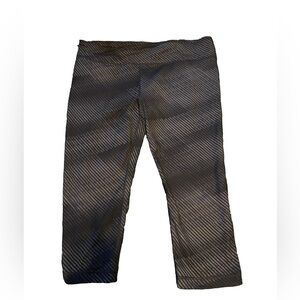 2 capri length yoga leggings